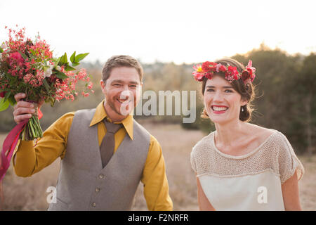 Bride and Groom smiling in rural field Banque D'Images