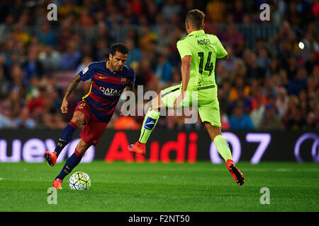 Dani Alves (FC Barcelone) pour les duels la balle contre Roger (LevanteUD), au cours de la Liga match de foot entre FC Barcelone et Levante UD, au Camp Nou à Barcelone, en Espagne, dimanche 20 septembre, 2015. Foto : S.Lau Banque D'Images