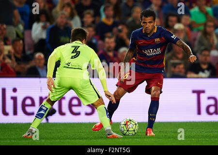 Dani Alves (FC Barcelone) pour les duels la balle contre Garcia (Levante UD), au cours de la Liga match de foot entre FC Barcelone et Levante UD, au Camp Nou à Barcelone, en Espagne, dimanche 20 septembre, 2015. Foto : S.Lau Banque D'Images