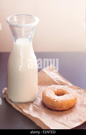 Bouteille de lait et donut dans vintage style rétro. Banque D'Images