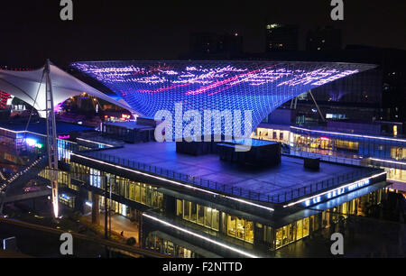 Shanghai, Chine. Août 31, 2015. Le soir, les allumés de l'axe de l'Expo, un boulevard central d'un kilomètre de long sur le parc des expositions de Pudong avec le plus grand souvenir de la construction, à Shanghai, Chine, 31 août 2015. Photo : Jens Kalaene/dpa/Alamy Live News Banque D'Images