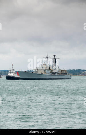 Portsmouth, Royaume-Uni. 22 Septembre, 2015. HMS Gloucester quitte Portsmouth à destination de la Turquie où elle sera mise au rebut. Connu sous le nom de 'G' de combat, le navire a été désarmé en 2011 après 25 ans de service. La flotte de la marine de 14 Elevage Type 42s, la plupart du temps construit dans les années 1970, a été supprimé pour faire place au nouveau type hi-tech 45 destroyers. fin d'une ère Crédit : Paul Chambers/Alamy Live News Banque D'Images