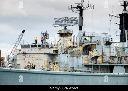 Portsmouth, Royaume-Uni. 22 Septembre, 2015. HMS Gloucester quitte Portsmouth à destination de la Turquie où elle sera mise au rebut. Connu sous le nom de 'G' de combat, le navire a été désarmé en 2011 après 25 ans de service. La flotte de la marine de 14 Elevage Type 42s, la plupart du temps construit dans les années 1970, a été supprimé pour faire place au nouveau type hi-tech 45 destroyers. fin d'une ère Crédit : Paul Chambers/Alamy Live News Banque D'Images