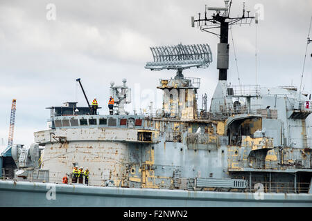 Portsmouth, Royaume-Uni. 22 Septembre, 2015. HMS Gloucester quitte Portsmouth à destination de la Turquie où elle sera mise au rebut. Connu sous le nom de 'G' de combat, le navire a été désarmé en 2011 après 25 ans de service. La flotte de la marine de 14 Elevage Type 42s, la plupart du temps construit dans les années 1970, a été supprimé pour faire place au nouveau type hi-tech 45 destroyers. fin d'une ère Crédit : Paul Chambers/Alamy Live News Banque D'Images