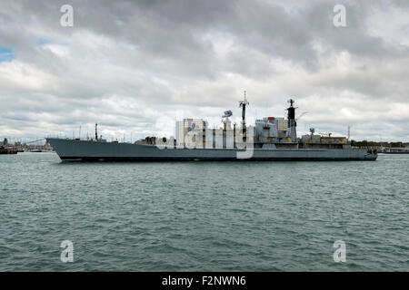 Portsmouth, Royaume-Uni. 22 Septembre, 2015. HMS Gloucester quitte Portsmouth à destination de la Turquie où elle sera mise au rebut. Connu sous le nom de 'G' de combat, le navire a été désarmé en 2011 après 25 ans de service. La flotte de la marine de 14 Elevage Type 42s, la plupart du temps construit dans les années 1970, a été supprimé pour faire place au nouveau type hi-tech 45 destroyers. fin d'une ère Crédit : Paul Chambers/Alamy Live News Banque D'Images