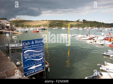 Bateaux dans port, Salcombe, Devon, England, UK Banque D'Images