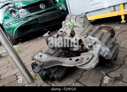 Hanovre, Allemagne. 22 Sep, 2015. Une Volkswagen Polo endommagé et le moteur défectueux d'une Volkswagen Golf sur le terrain d'un marchand de ferraille à Hanovre, Allemagne, 22 septembre 2015. Photo : JULIAN STRATENSCHULTE/dpa/Alamy Live News Banque D'Images