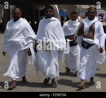 La Mecque, en Arabie Saoudite. 22 Sep, 2015. Les Pèlerins à pied vers Mina, environ 7 km de La Mecque, en Arabie Saoudite, du 22 septembre 2015. Selon le calendrier, les pèlerins du Hadj rigides vont prier et passer la nuit dans des tentes de Mina, avant de passer à d'Arafat, une plaine aride et quelque 20 km à l'est de La Mecque, puis à Muzdalifah, une zone entre Arafat et Mina, pour célébrer l'Aïd al-Adha, ou Fête du Sacrifice. Credit : Min Junqing/Xinhua/Alamy Live News Banque D'Images