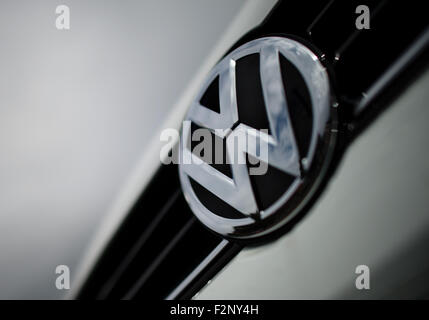 Hanovre, Allemagne. 22 Sep, 2015. Le logo du constructeur automobile allemand Volkswagen Volkswagen à un détaillant à Hanovre, Allemagne, 22 septembre 2015. Photo : JULIAN STRATENSCHULTE/dpa/Alamy Live News Banque D'Images