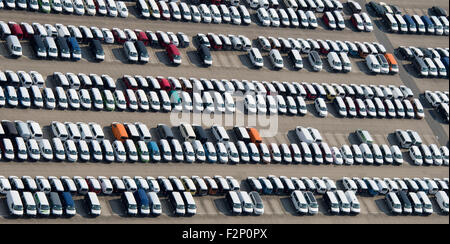 Lehrte, Allemagne. 15 juillet, 2013. Fichier - Un fichier photo disponible le 22 septembre 2015 montre de nouveaux véhicules Volkswagen alignés sur un parking à Lehrte, Allemagne, 15 juillet 2013. Photo : JULIAN STRATENSCHULTE/dpa/Alamy Live News Banque D'Images