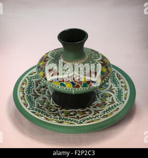 Ensemble d'assiette orné d'argile et petite cruche dans le style oriental Banque D'Images