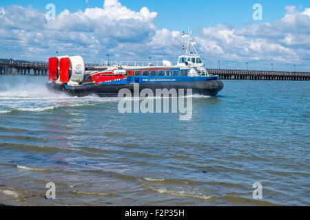 Démarrage d'un hovercraft flottant voyage sur la mer avec de grandes quantités d'embruns Banque D'Images