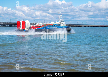 Démarrage d'un hovercraft flottant voyage sur la mer avec de grandes quantités d'embruns Banque D'Images