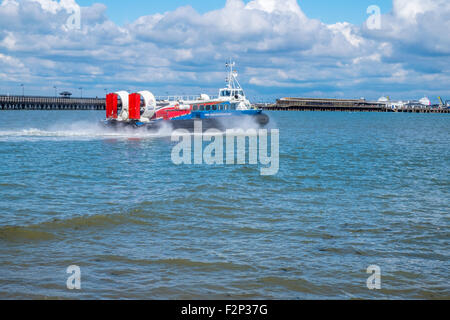 Démarrage d'un hovercraft flottant voyage sur la mer avec de grandes quantités d'embruns Banque D'Images