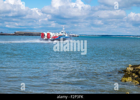 Démarrage d'un hovercraft flottant voyage sur la mer avec de grandes quantités d'embruns Banque D'Images