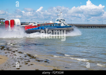 Démarrage d'un hovercraft flottant voyage sur la mer avec de grandes quantités d'embruns Banque D'Images