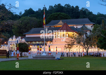 Temple de la Dent Sacrée soirée, Kandy, Sri Lanka Banque D'Images