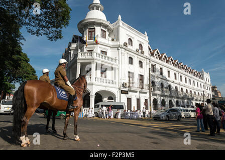 Deux policiers à cheval en face de l'hôtel Queen's colonial, Kandy, Sri Lanka Banque D'Images