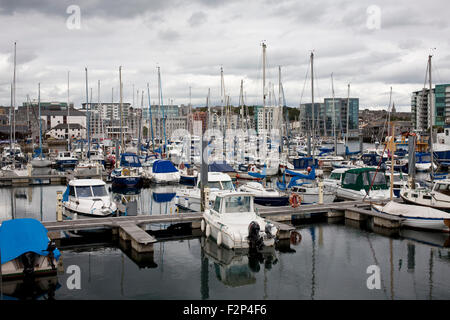 Bateaux et yachts amarrés dans le port de Sutton, Plymouth, UK Banque D'Images