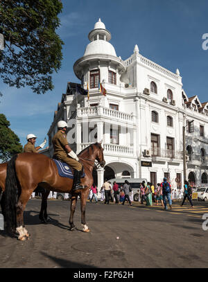 Deux policiers à cheval en face de l'hôtel Queen's colonial, Kandy, Sri Lanka Banque D'Images