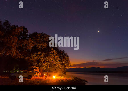 Le Zimbabwe, Urungwe District, Mana Pools National Park, feu de camp au bord de la nuit du Zambèze Banque D'Images