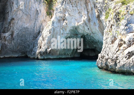 Grotto à Capri avec de l'eau bleu cristal Banque D'Images
