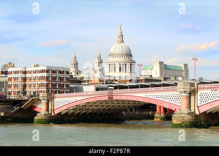 La ville de Londres avec pont sur la Tamise avec Cathédrale St Pierre et d'autres bâtiments sur l'arrière-plan Banque D'Images