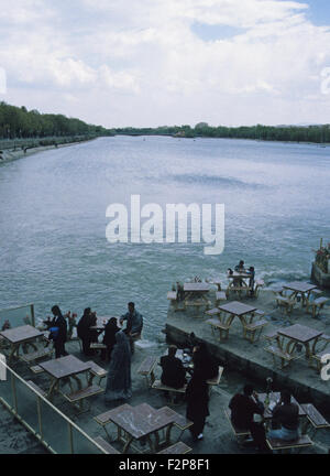 Tea House sur Siose Pol Pont au-dessus de la rivière Zayandeh Rud, Isfahan, Iran Banque D'Images