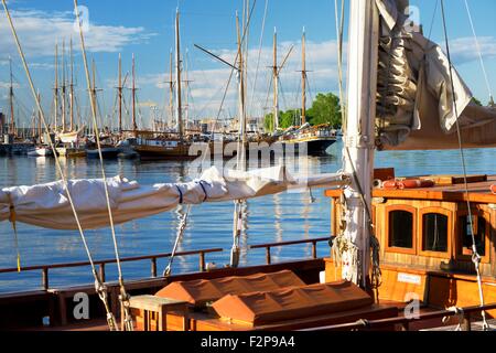 Helsinki, Finlande. Voiliers dans le port de Pohjoissatama, Helsinki. Banque D'Images