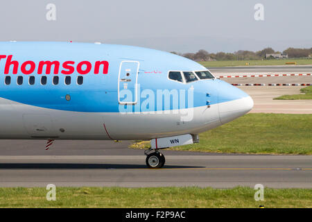 Thomson Airways Boeing 737-800 (G-TAWN) roulage sur piste de l'Aéroport International de Manchester. Banque D'Images