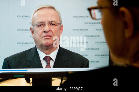 Hanovre, Allemagne. 22 Sep, 2015. Une femme regarde une vidéo Déclaration de Volkswagen AG, Martin Winterkorn, chef de l'exécutif sur le site web de la société, à Hanovre, Allemagne, 22 septembre 2015. Il s'est excusé pour les résultats des tests d'émissions des véhicules diesel en France maniplulated par VW et demandé du temps pour trier les émissions VW scandale. PHOTO : JULIAN STRATENSCHULTE/DPA/Alamy Live News Banque D'Images