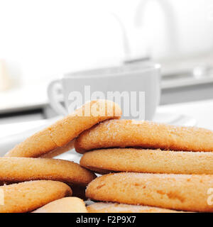 Libre de certains biscuits et une tasse de café ou de thé sur la table de cuisine Banque D'Images