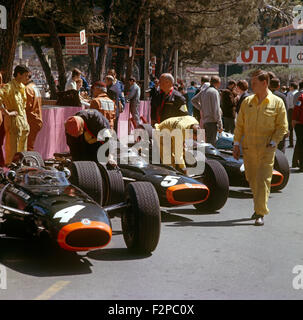 Les voitures de course de la GRE dans les stands lors de la Monaco GP 1965 Banque D'Images