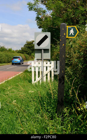 La limite de vitesse nationale signe sur route de campagne. Banque D'Images