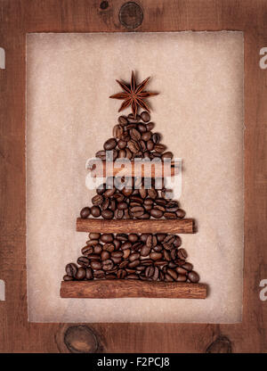 Arbre de Noël de bâtons de cannelle et les grains de café, l'anis étoilé sur un fond de papier Banque D'Images