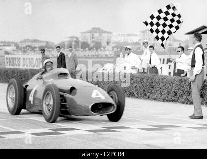 Jean Behra dans une Maserati 250F gagnant le GP 1957 Modène Banque D'Images