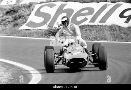 Jim Clark obtenir un ascenseur sur John Surtees Ferrari GP de France 1512 à Clermont-Ferrand 1965 Banque D'Images