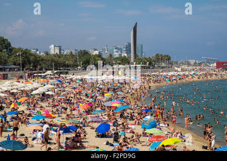 La plage de Nova Icaria côte à Barcelone, Catalogne, Espagne Banque D'Images