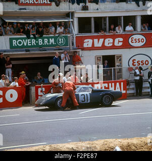 Graham Hill, Jackie Stewart Rover Turbine GRE dans les stands au Mans le 20 juin 1965 Banque D'Images