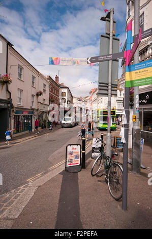 Vue vers le haut vers le volet marché High Street Cornwall Falmouth, England UK Banque D'Images