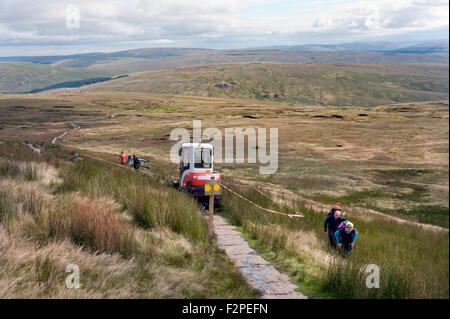 Travail à la plaque de pierre un 'parcours' sentier Pennine au sommet de Whernside, Yorkshire Dales National Park, Royaume-Uni Banque D'Images