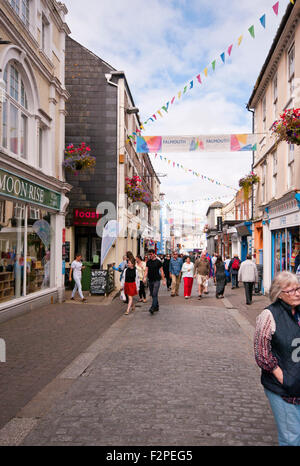 Vue vers le bas de la rue du marché du centre-ville de Falmouth Cornwall England UK Banque D'Images