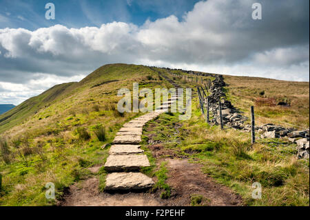 La pierre slabbed 'parcours' un sentier Pennine au sommet de Whernside, Yorkshire Dales National Park, Royaume-Uni Banque D'Images