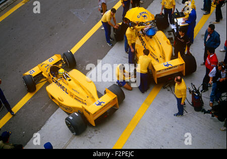 Ayrton Senna dans sa Lotus Honda dans les stands, GP du Brésil à Rio de Janeiro 1987 Banque D'Images