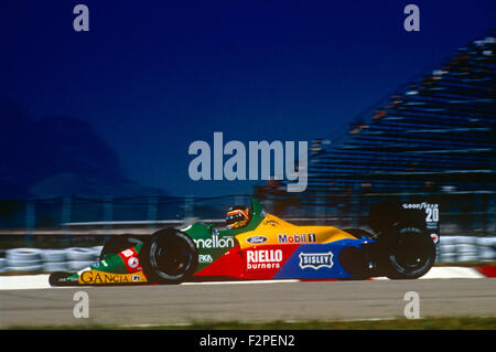 Thierry Boutsen Racing dans sa Benetton Ford au GP du Brésil, Rio de Janeiro 1987 Banque D'Images