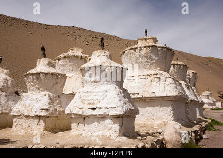 L'Inde, le Jammu-et-Cachemire, Ladakh, Saspul, chortens Bouddhistes blanchis à côté de l'autoroute à Leh Kargil Banque D'Images