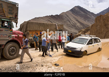 L'Inde, le Jammu-et-Cachemire, Ladakh, pris dans la boue auto bloquant les camions et voitures sur Lamayaru de Khalsi mountain road Banque D'Images