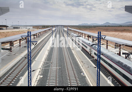 Plates-formes et de rails à Puente Genil gare avec train à grande vitesse Banque D'Images