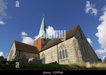 Eglise paroissiale St Mary et St Gabriel dans le village de South Harting, West Sussex. Tir à angle bas depuis le dessous du niveau du chantier naval. Banque D'Images