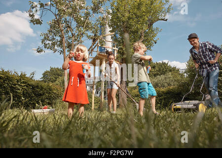 Jeu de famille et de travail dans le jardin Banque D'Images